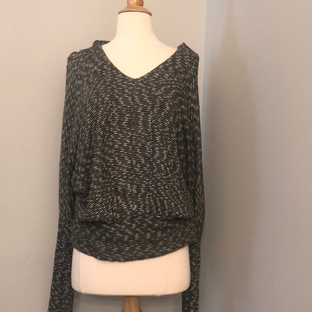 Black/white sweater